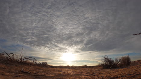 Sonnenaufgang-Und-Ganztägiger-Zeitraffer-In-Der-Mojave-Wüste-Mit-Sich-Schnell-Bewegenden-Wolken-über-Dem-Ödland---Zeitraffer