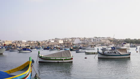 Stagnierende-Fischereiflottenboote-Legten-In-Marxaslook-Malta-An