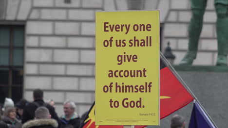 Auf-Einem-Gelben-Protestplakat-Steht-Bei-Einem-Anti-Covid-Impfprotest-„Jeder-Von-Uns-Soll-Vor-Gott-Rechenschaft-Ablegen“.