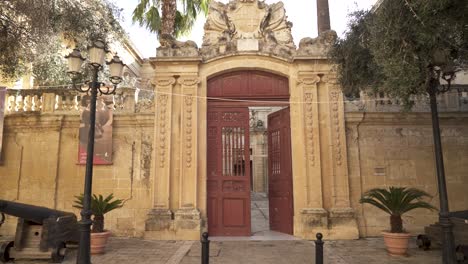 Puertas-Abiertas-Al-Museo-Nacional-De-Historia-Natural-En-La-Ciudad-De-Mdina-En-Malta