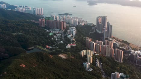 Vista-Aérea-De-Rascacielos-Cerca-De-Las-Playas-En-La-Isla-De-Hong-Kong,-Hong-Kong