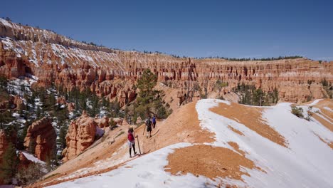 Caminatas-En-Grupos-Pequeños-A-Lo-Largo-De-La-Ladera-En-El-Parque-Nacional-Bryce-Canyon