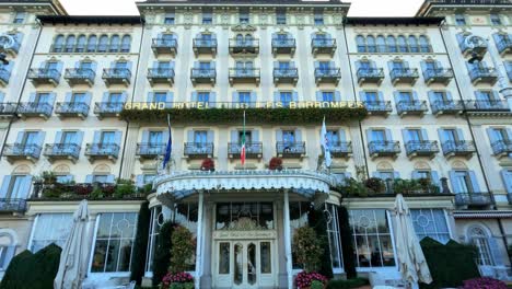 Entrada-Principal-Del-Lujoso-Gran-Hotel-Des-Iles-Borromées-En-Stresa,-Italia