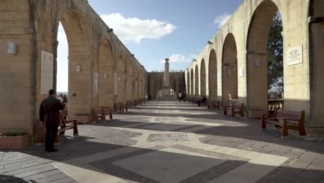 Obelisco-En-Los-Jardines-De-La-Barraca-Superior-En-Un-Día-Soleado-Con-Turistas-Sentados-Y-Caminando