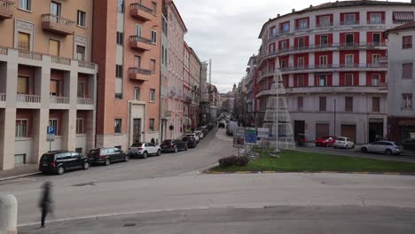Timelapse-Del-Tráfico-En-Una-Ciudad-Italiana-Típica---Edificios-Y-Vehículos-Que-Pasan-En-El-Camino-Principal