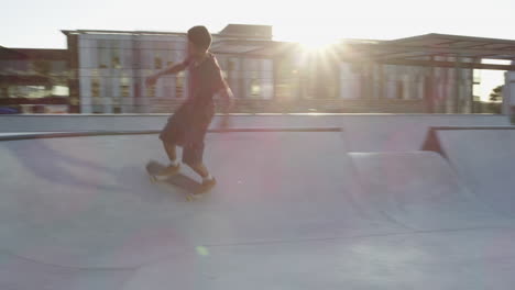 Ein-Junger-Mann,-Der-In-Einem-Skatepark-Skateboard-Fährt