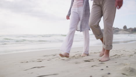 Ein-Glückliches-älteres-Paar,-Das-Einen-Entspannten-Spaziergang-Macht
