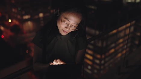 Geschäftsfrau,-Tablet-Oder-Nachtbalkon-Auf-Digital