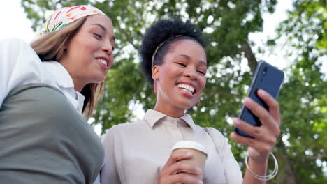 Amigos-Con-Smartphone,-Contenido-Divertido-En-Las-Redes-Sociales