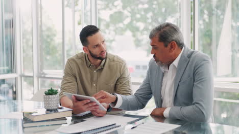 Entrenamiento-De-Tabletas,-Empleados-Y-Empresarios-Senior