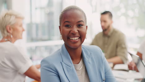 Schwarze-Frau,-Gesicht-Und-Lächeln-Im-Büro-Mit-Team