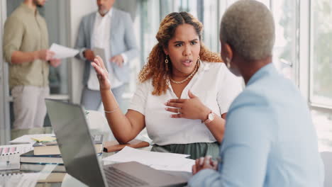 Mujeres-De-Negocios,-Laptop-O-Hablando-En-Una-Oficina-Moderna