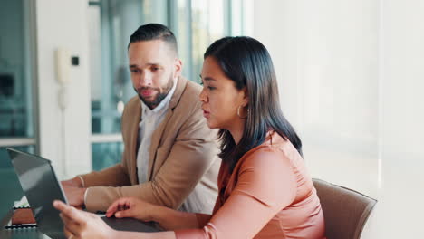 Talking-business-people,-laptop