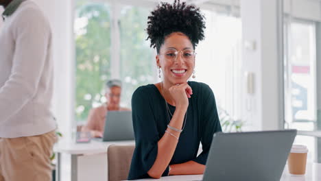Laptop,-Büro-Und-Schwarze-Frau-Lächeln-Für-Karriere