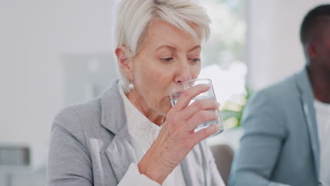 Besprechung,-Büro-Und-ältere-Frau,-Die-Wasser-Trinkt