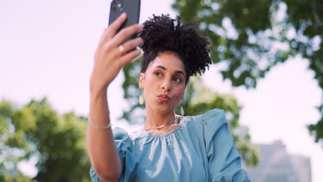Jardín,-Selfie-Y-Mujer-Negra-Con-Teléfono