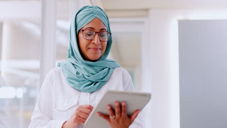 Senior,-Mujer-De-Negocios-Y-Musulmana-Con-Tableta