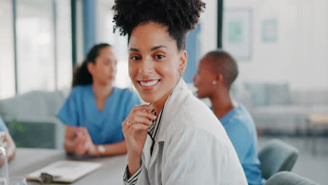 Mujer-Negra,-Rostro-Y-Médico-En-Reunión-De-Trabajo-En-Equipo