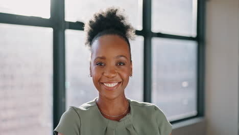Mujer-Negra,-Feliz-Y-Sonriente-Por-Una-Visión-Profesional.