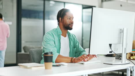 Hombre-Negro,-Tableta-O-Computadora-En-La-Oficina-De-Coworking