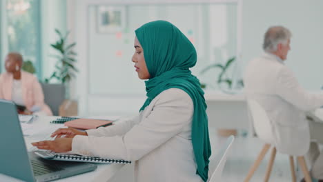 Computadora,-Documentos-O-Mujer-Musulmana-De-Inicio