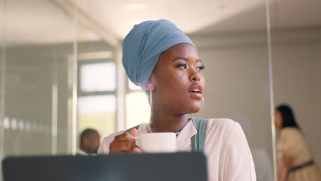 Mujer-Africana,-Café-Y-Computadora-En-La-Oficina