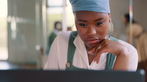 Computadora-Portátil,-Oficina-Y-Rostro-De-Mujer-Negra-Leyendo