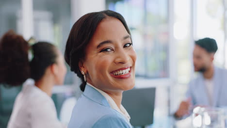 Happy-woman,-portrait-or-internship-in-office