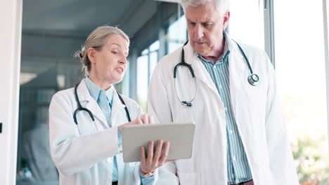 Healthcare-team,-tablet-and-doctors-talking