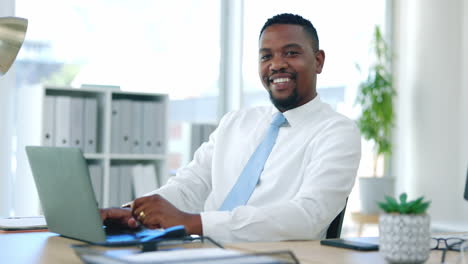 Lächeln,-Laptop-Und-Gesicht-Eines-Schwarzen-Mannes-Im-Büro