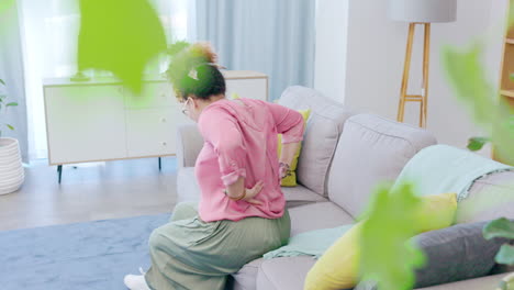 Gesundheit,-Rückenschmerzen-Und-Frau-Auf-Der-Couch