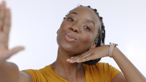 Selfie,-Sonrisa-Y-Retrato-De-Mujer-Negra