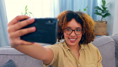 Teléfono,-Selfie-Y-Mujer-Negra-Con-La-Mano