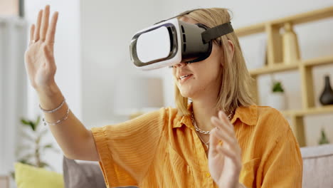 VR,-Gaming-Und-Entspannung-Mit-Frau-Im-Wohnzimmer