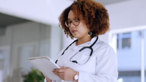 Mujer-Negra,-Doctora-Y-Tableta-En-Atención-Médica