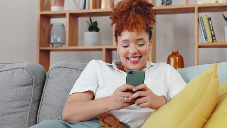 Schwarze-Frau,-Smartphone-Und-Lächeln-Auf-Der-Couch