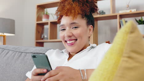 Teléfono,-Relax-Y-Mujer-Negra-Enviando-Mensajes-De-Texto-En-Las-Redes-Sociales