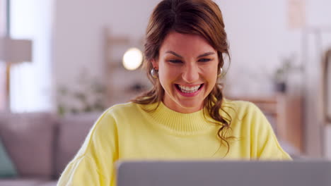 Mujer-Feliz,-Computadora-Portátil-Y-Videollamada-En-Trabajo-Remoto