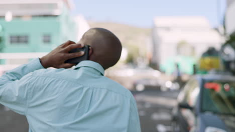 Geschäft,-Telefonanruf-Und-Rücken-Eines-Schwarzen-Mannes-In-Der-Stadt