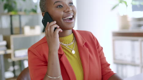 Mujer-Negra-De-Negocios,-Feliz-Y-Hablando-Por-Teléfono