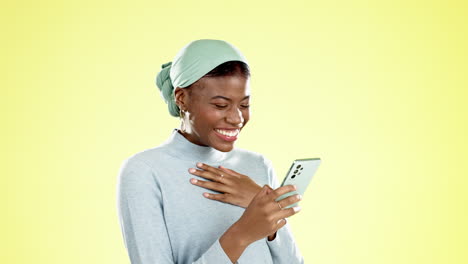 Lachen,-Telefonieren-Und-Lesen-Mit-Einer-Schwarzen-Frau
