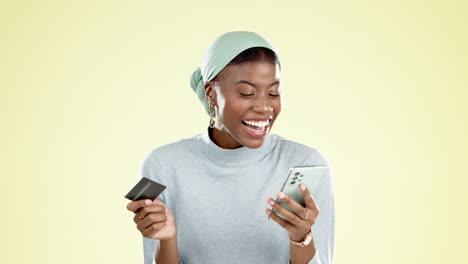 Teléfono-Celular,-Tarjeta-De-Crédito-Y-Mujer-Negra-En-Un-Estudio