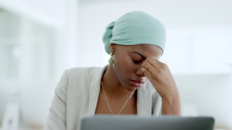Geschäft,-Schwarze-Frau-Oder-Kopfschmerzen-Mit-Stress