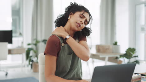 Frau,-Laptop-Und-Schulterschmerzen-Durch-Stress