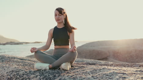 Meditation,-Frieden-Und-Yoga-Mit-Einer-Frau-Am-Strand