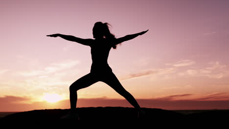 Silueta,-Amanecer-Y-Yoga-Con-Una-Mujer-Al-Aire-Libre