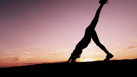Yoga,-Puesta-De-Sol-Y-Silueta-De-Una-Mujer-Al-Aire-Libre