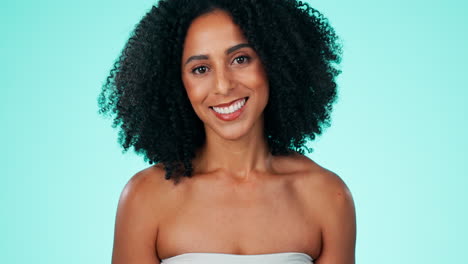 Schwarze-Frau,-Gesicht-Und-Afro-Mit-Lächeln-In-Der-Hautpflege