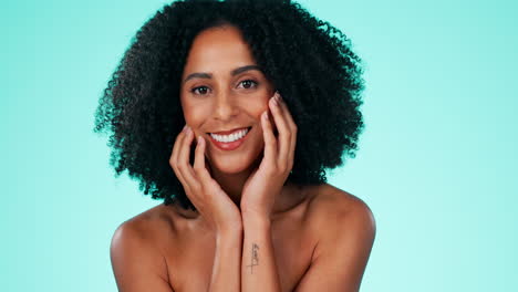 Schwarze-Frau,-Gesicht-Und-Afro-Mit-Lächeln-In-Schönheit