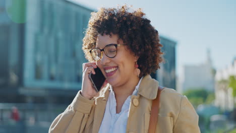 Black-woman,-phone-call-and-smile-in-the-city